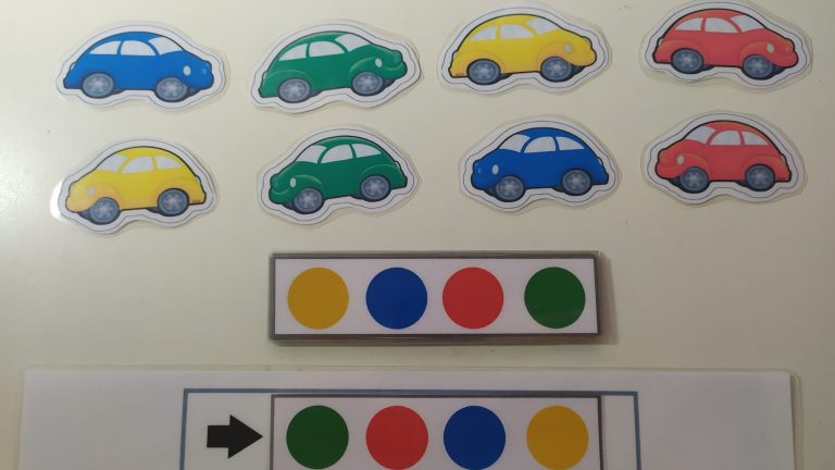 Coloca los coches según el color y la orientación.